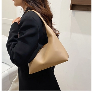 Détail du sac sous le bras kaki en forme de croissant avec texte minimaliste en similicuir