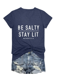 Détail à plat d'un t-shirt bleu marine à col en V avec texte blanc religieux et short en jean