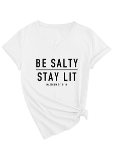 Détail du t-shirt blanc à col en V avec imprimé Be Salty et nœud latéral élégant