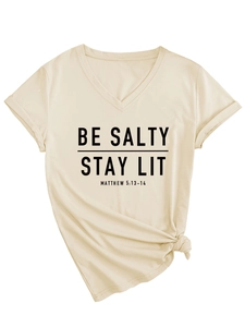 Détail du t-shirt col V montrant l'imprimé Be Salty Stay Lit et le nœud à l'ourlet