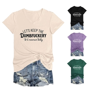 Dettaglio di t-shirt con scollo a V e slogan sarcastici in quattro colori diversi