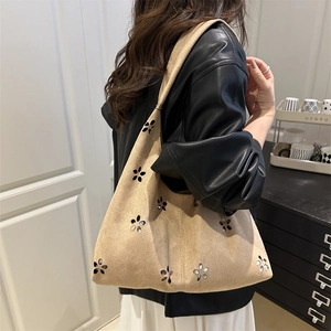 Grand sac à bandoulière en suédine beige avec fleurs découpées et rivets métal