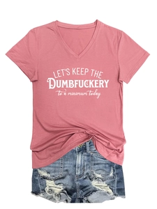 T-shirt rosa con scollo a V con scritte e pantaloncini di jeans strappati casual