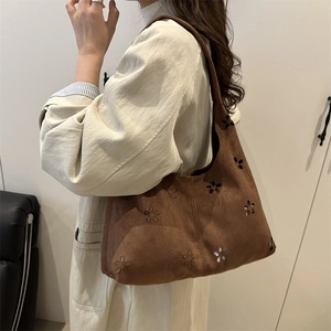 Sac fourre-tout rétro en daim marron avec motifs floraux découpés au laser pour l'hiver