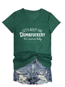 Dettaglio della t-shirt scollo a V verde bosco con slogan e pantaloncini denim