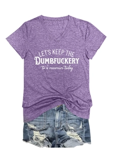 Dettaglio flat lay di t-shirt viola con scollo a V e pantaloncini in denim strappati