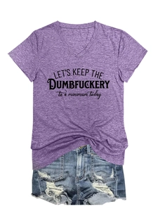 Dettaglio della t-shirt scollo a V viola melange con testo grafico e shorts in denim