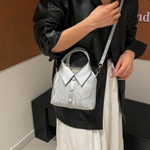 Sac à main argenté en forme de chemise avec col et boutons pour femmes élégantes