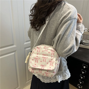 Sac bandoulière en velours côtelé blanc avec imprimés nœuds et cœur roses