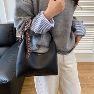 Sac hobo minimaliste en similicuir noir pour femme avec un foulard décoratif en soie