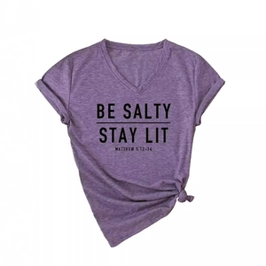 T-shirt violet chiné à col en V avec imprimé Be Salty Stay Lit et nœud sur le côté