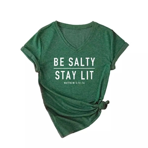 T-shirt femme vert foncé col en V avec slogan BE SALTY STAY LIT et nœud sur le devant