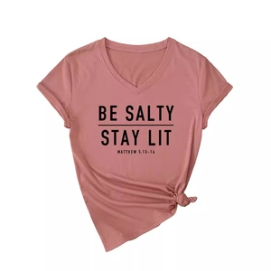 T-shirt rose poudré à col en V avec imprimé 'Be Salty Stay Lit' et ourlet noué tendance