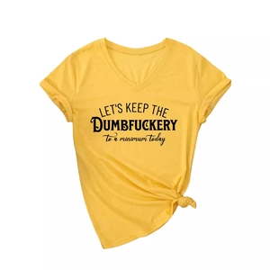 T-shirt con scollo a V giallo senape in cotone con stampa slogan e nodo laterale