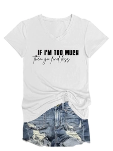 Detail eines weißen V-Ausschnitt T-Shirts mit Spruch und seitlichem Knoten-Design