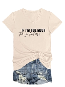 Flachbild von V-Ausschnitt T-Shirt mit Slogan und distressed Denim-Shorts in Beige