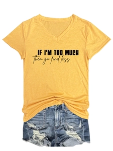 Detail eines gelben Baumwoll-T-Shirts mit V-Ausschnitt und schwarzem Grafik-Schriftzug