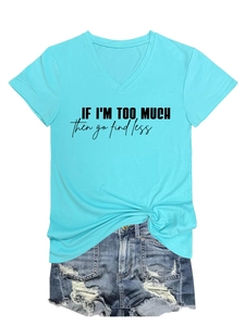Flachliegendes hellblaues V-Ausschnitt T-Shirt mit Slogan und geknotetem Saumdetail