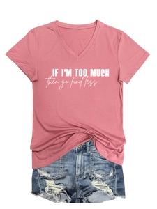 Nahaufnahme von rosa V-Ausschnitt T-Shirt mit weißem Text If I'm too much then go find less