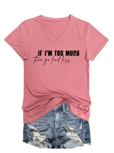 Detail eines V-Ausschnitt Slogan-T-Shirts kombiniert mit hellblauen Denim-Shorts
