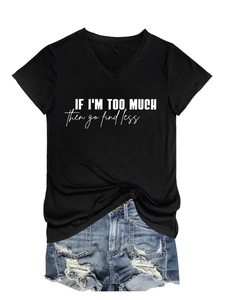 Detail eines V-Ausschnitt T-Shirts mit Print und zerrissenen Denim-Shorts