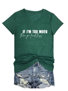 Detail von V-Ausschnitt T-Shirt mit Aufdruck und Used-Look Denim Shorts Outfit