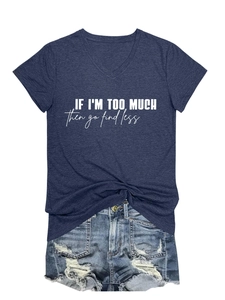 Detail des marineblauen V-Ausschnitt T-Shirts mit weißem Aufdruck und Knotendesign