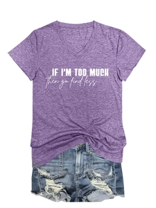 Flachbild von lila V-Ausschnitt T-Shirt mit Aufschrift und zerrissenen Denim-Shorts