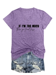 Detailaufnahme eines lila melierten V-Ausschnitt T-Shirts mit schwarzem Slogan und Denim-Shorts