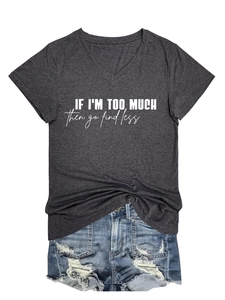 Nahaufnahme des grauen V-Ausschnitt T-Shirts mit Druck und zerrissenen Denim-Shorts