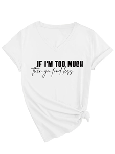 Detail eines weißen V-Ausschnitt T-Shirts mit Seitenknoten und schwarzem Slogan-Print