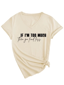 Nahaufnahme des V-Ausschnitt T-Shirts mit Slogan-Druck und dekorativem Knotendetail am Saum