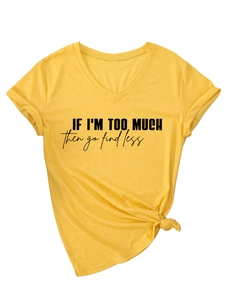 Detail eines gelben T-Shirts mit V-Ausschnitt, Slogan-Print und modischem Knotensaum