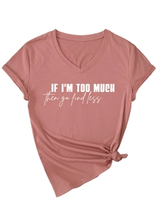 Detail eines rosa V-Ausschnitt-T-Shirts mit Aufdruck und modischem Knotensaum-Design