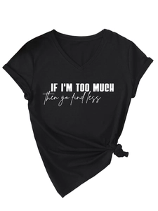 Detailansicht eines schwarzen V-Ausschnitt T-Shirts mit weißem Schriftzug und seitlichem Knoten