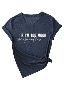 Detail des V-Ausschnitt-T-Shirts in Anthrazit mit dem Spruch if i'm too much then go find less