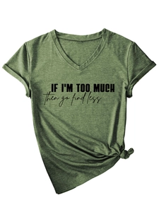 Detail eines V-Ausschnitt T-Shirts mit dem Aufdruck IF I'M TOO MUCH Then go find less