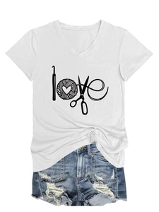 Détail du t-shirt blanc à col en V avec motif love et short en jean bleu délavé