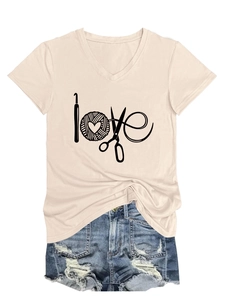 Détail du t-shirt col V avec imprimé love et short en jean vieilli posé à plat