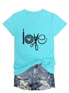 Détail du t-shirt bleu sarcelle à col en V avec imprimé love et short en jean vieilli