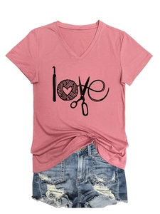Détail du t-shirt rose col en V avec imprimé love et ensemble short en jean bleu
