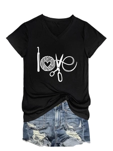 Détail d'un t-shirt à col en V avec imprimé love créatif et design noué sur le côté