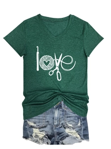 Détail de t-shirt col V à manches courtes vert foncé avec imprimé graphique Love créatif