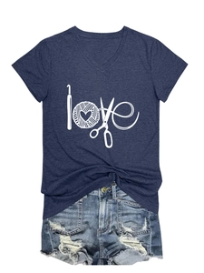 Détail du t-shirt à col en V avec imprimé love et nœud élégant au niveau de l'ourlet