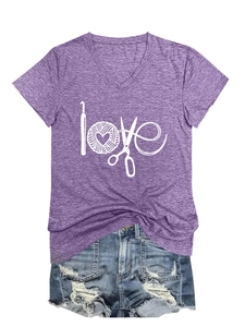 Vue détaillée du t-shirt violet à col en V avec lettrage Love blanc et motifs de tricot