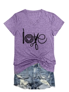 T-shirt violet à col en V avec motif créatif sur le tricot et short en jean assorti