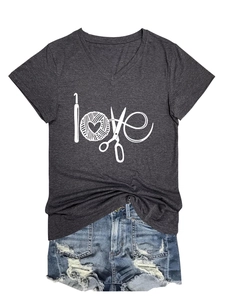 Gros plan d'un T-shirt gris foncé col en V avec imprimé love et short en jean bleu