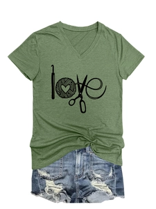 Détail du t-shirt vert armée à col en V avec motif love créatif et accessoires de tricot