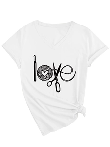 Détail du t-shirt blanc col en V avec motif love tricoté créatif et nœud latéral élégant