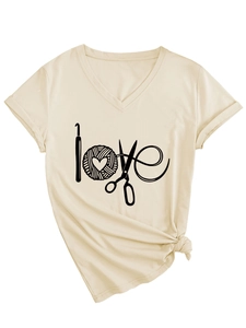 Vue détaillée du t-shirt col en V abricot avec imprimé Love et nœud à l'ourlet